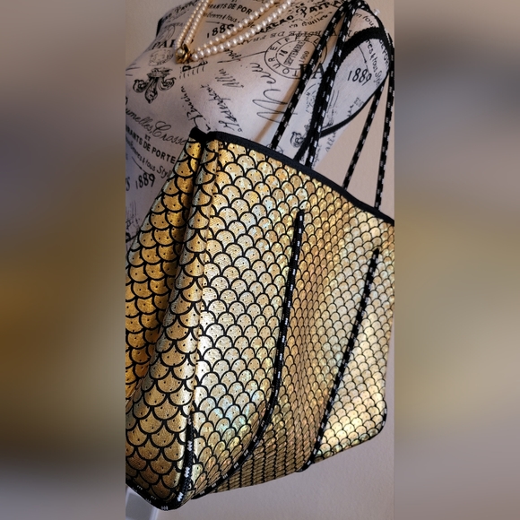 ๐ง๐ฆ MERMAID BEACH BAG | Golden Iridescent Fish Scale Neoprene Bag ๐ฆ ๐งโโ๏ธ๐งโโ๏ธ - Picture 3 of 15